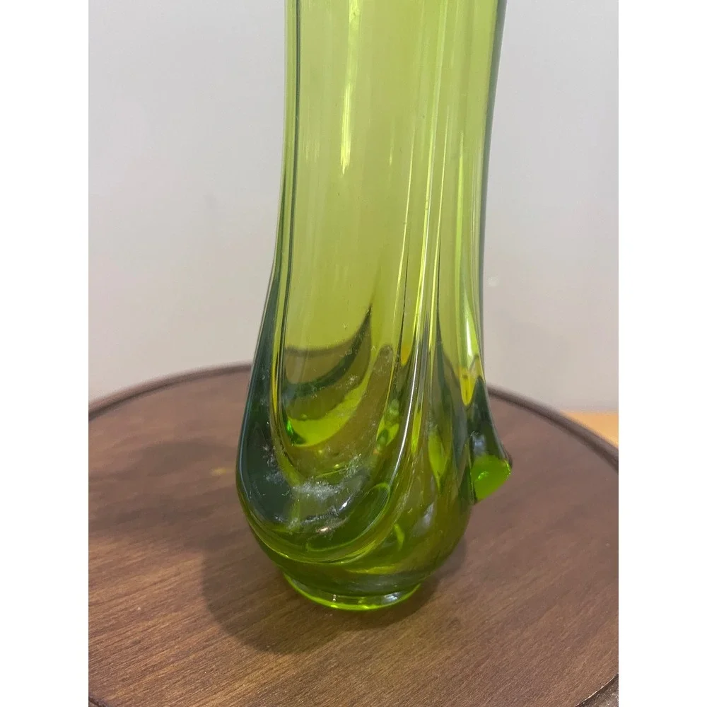 Vtg Viking Glass Avocado Green Swung Vase Mid Century Modern 9.5 Inch MCM Art